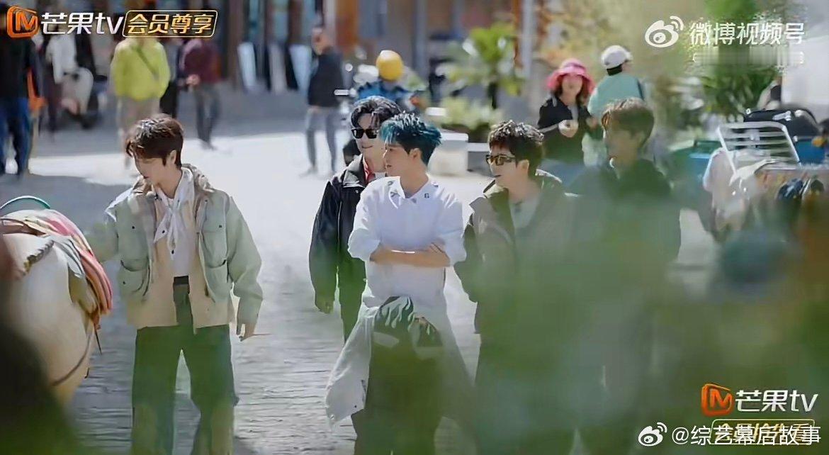 王栎鑫一切皆可山歌 笑不活了！王栎鑫看到白马就触发唱歌开关，脱口而出经典唱段，随