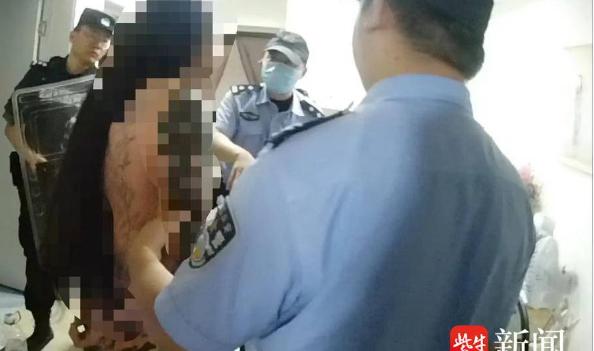 江苏镇江，一六旬大妈在网上偶然认识了九零后小伙，小伙对大妈百般献殷勤，又要认大妈