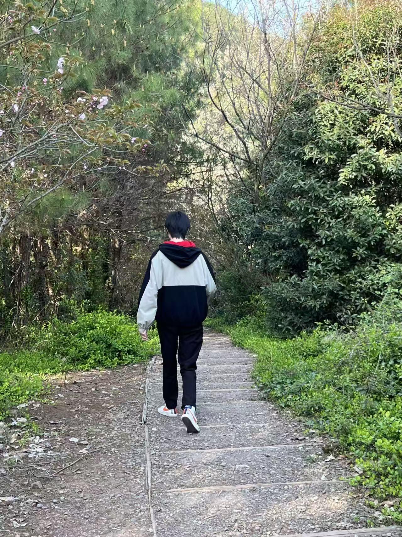 昨天在网上看到一个大学生吐槽跟父母要生活费的卑微，作为父母的我都有点心疼。

他