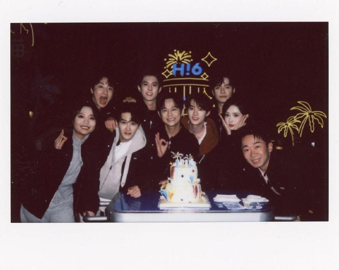 你好星期六四周年合照 hi六四周年成员们合照拍立得有！大家都笑得好灿烂哦~ 