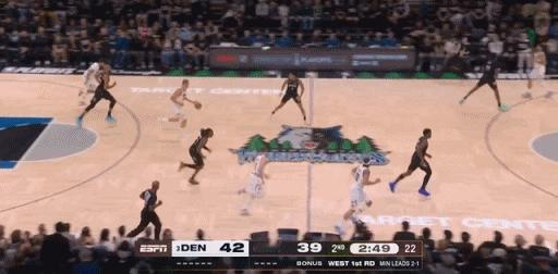 爱德华兹受伤2026年4月26日，NBA季后赛首轮森林狼对阵掘金的第三场比赛中，