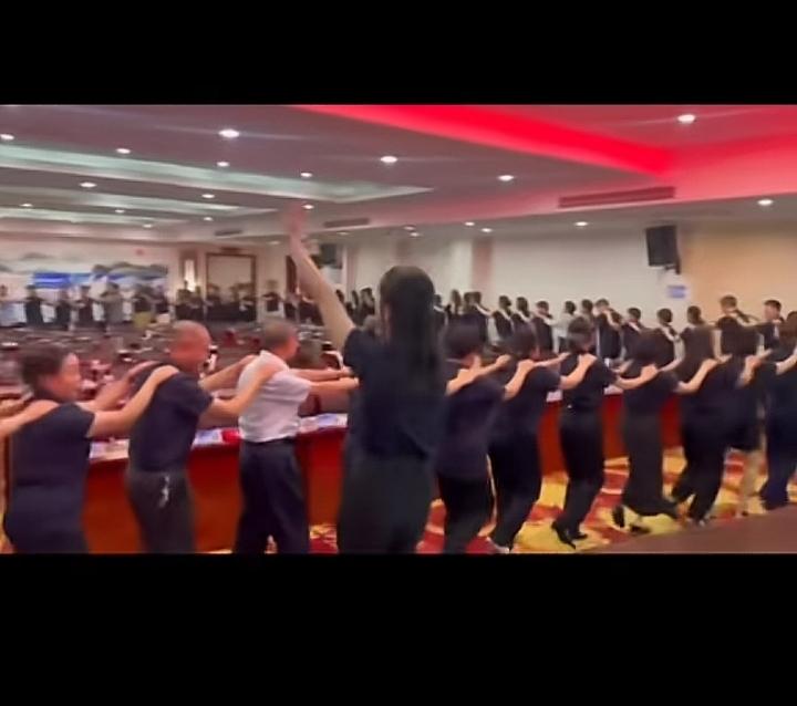我孩子堂舅妈是卖保险的，什么华夏保险，天天给我老婆发消息，经常到我家里来，游说我