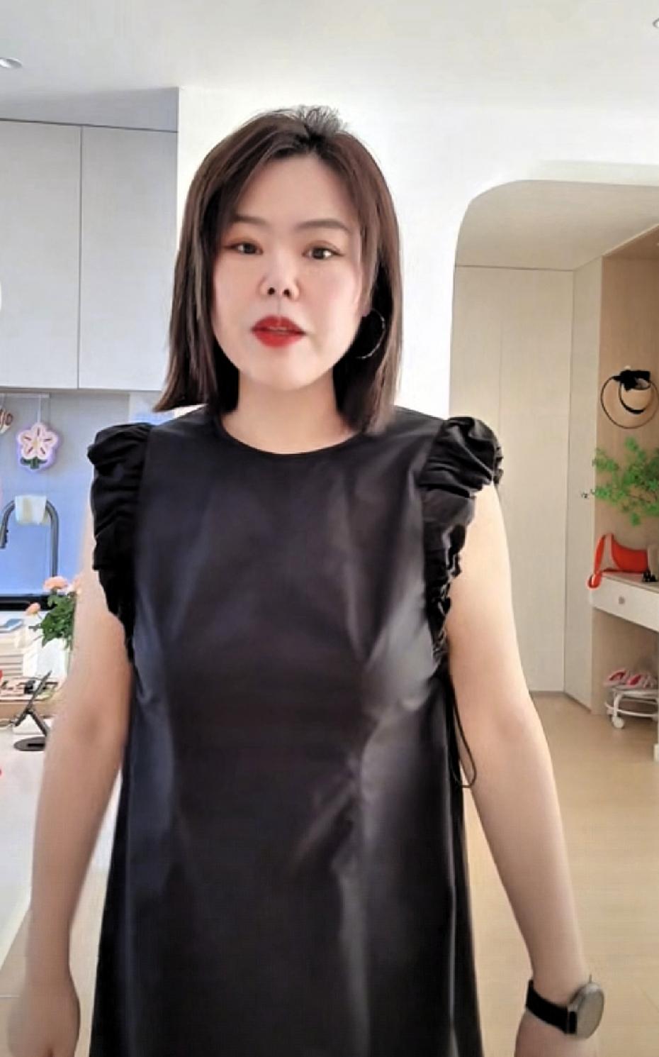 苦茶丹丹香，又在忽悠粉丝！
伙伴们，画个精致的小妆容，在穿上新买的小裙子，配上我