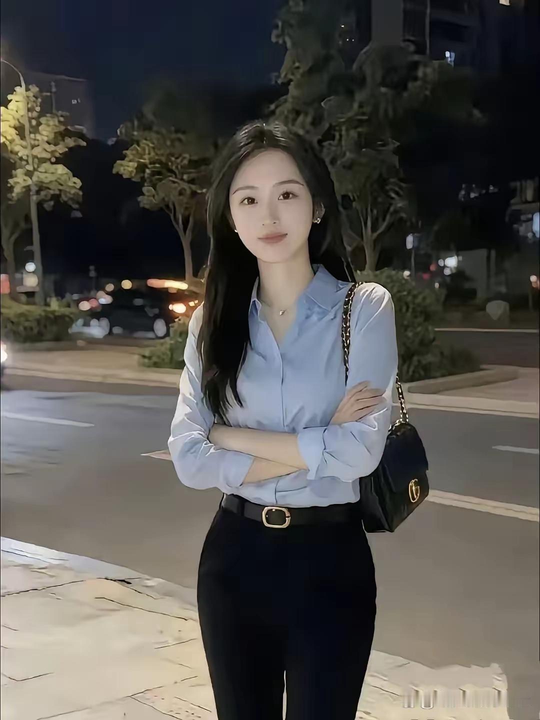 夜幕已降临，
路边站美人。
不惧秋风冷，
芳心一片真。