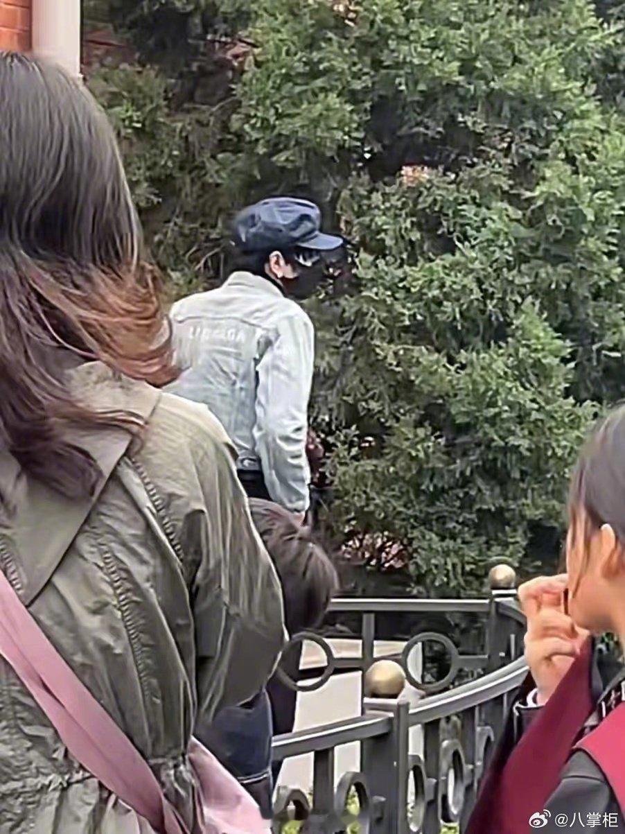 #环球影城偶遇张若昀# 网友在北京环球影城偶遇了张若昀，是人群中很亮眼的存在！ 