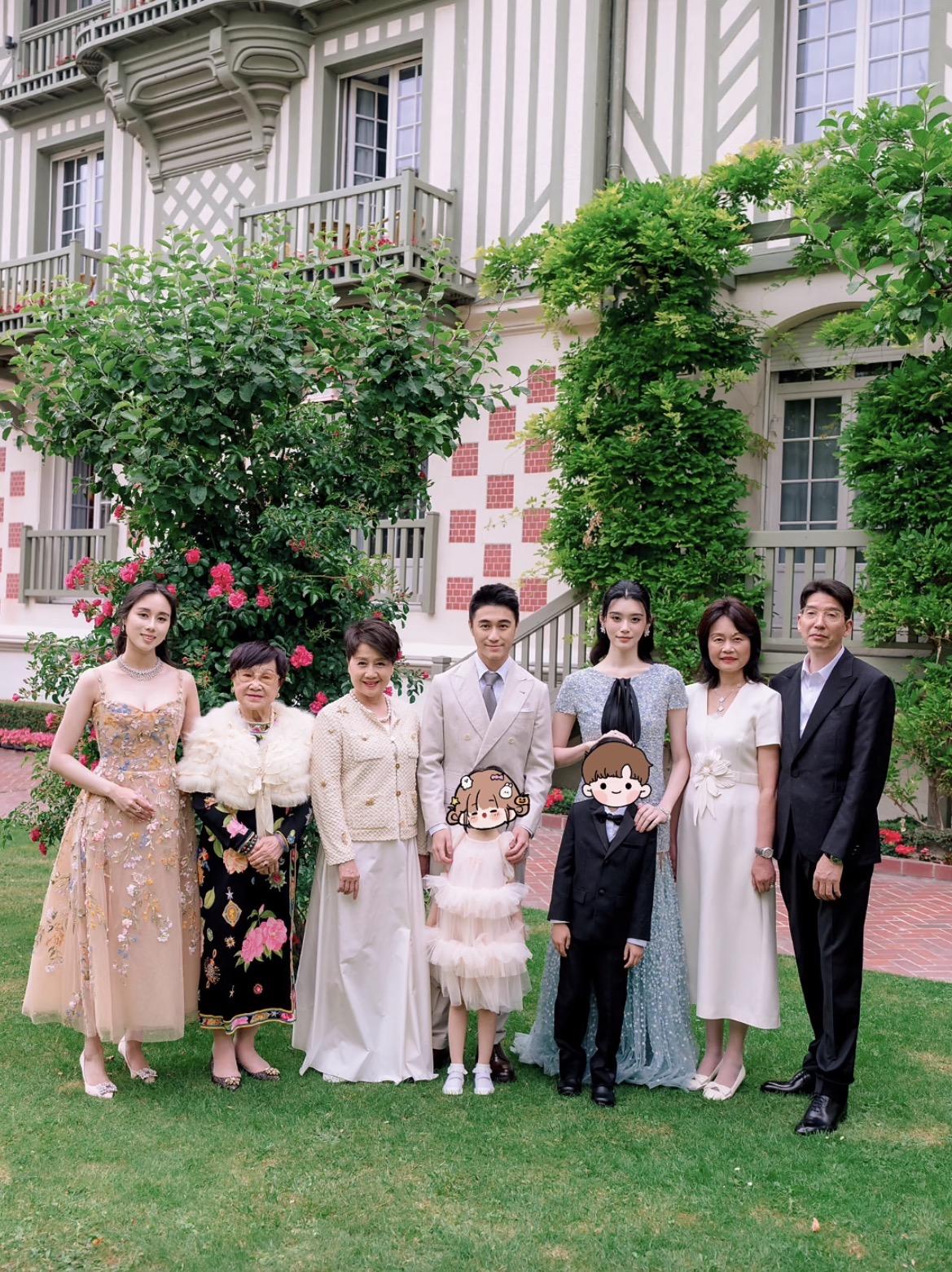 何猷君与奚梦瑶在法国举办婚礼，四代同堂合照罕见曝光。
一家人在酒店举办迎宾宴，宴