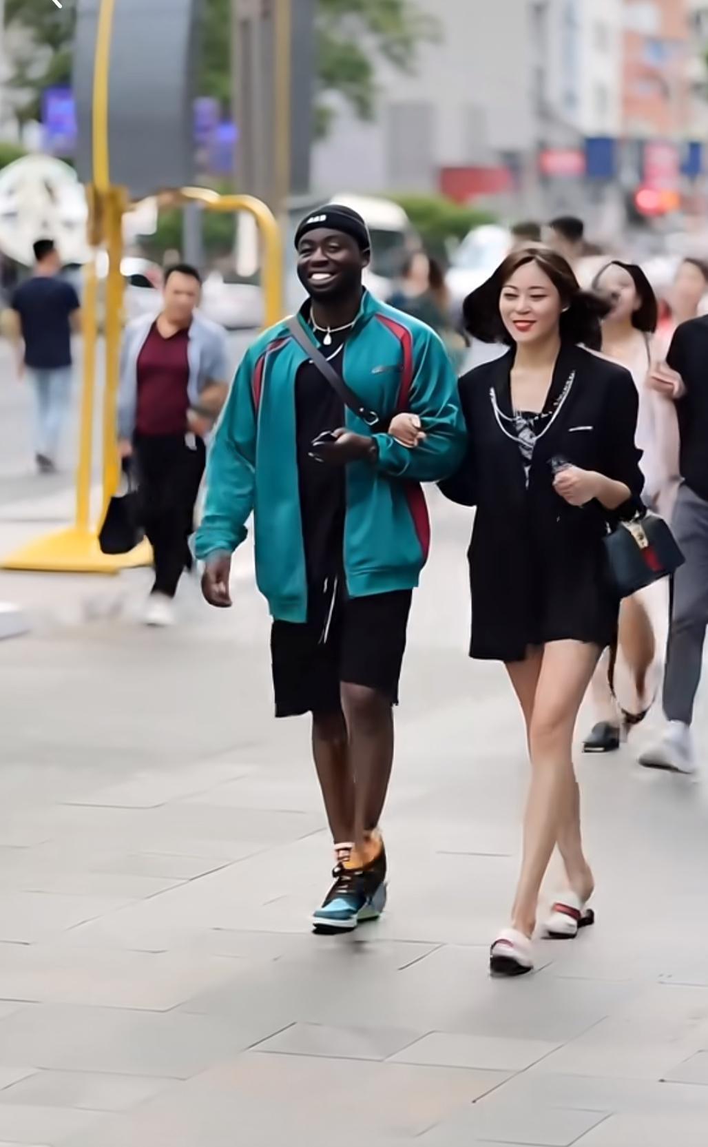 说广州有很多女性选择和黑人做夫妻而不愿和国人结婚，这说法有点片面。广州作为国际化
