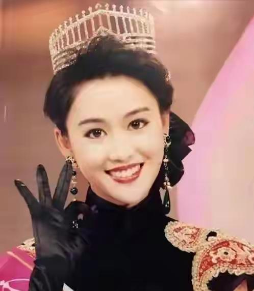 1990年的港姐大赛美女如云，冠军是“靓绝香港”的袁咏仪，但一向眼光很高的周润发