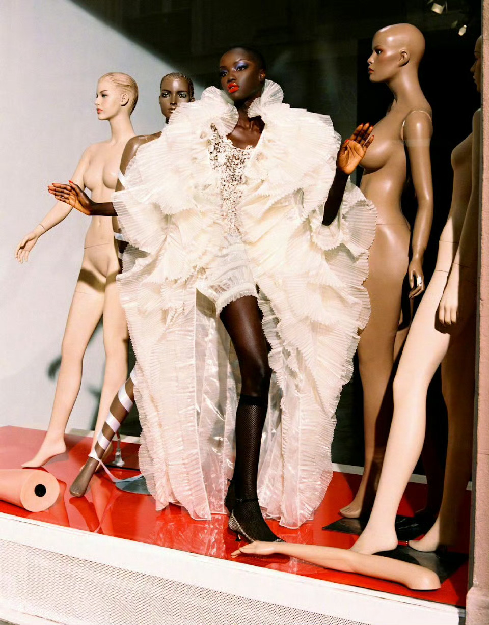 W Magazine 新期 “Strike A Pose”主题时装片Anok Y