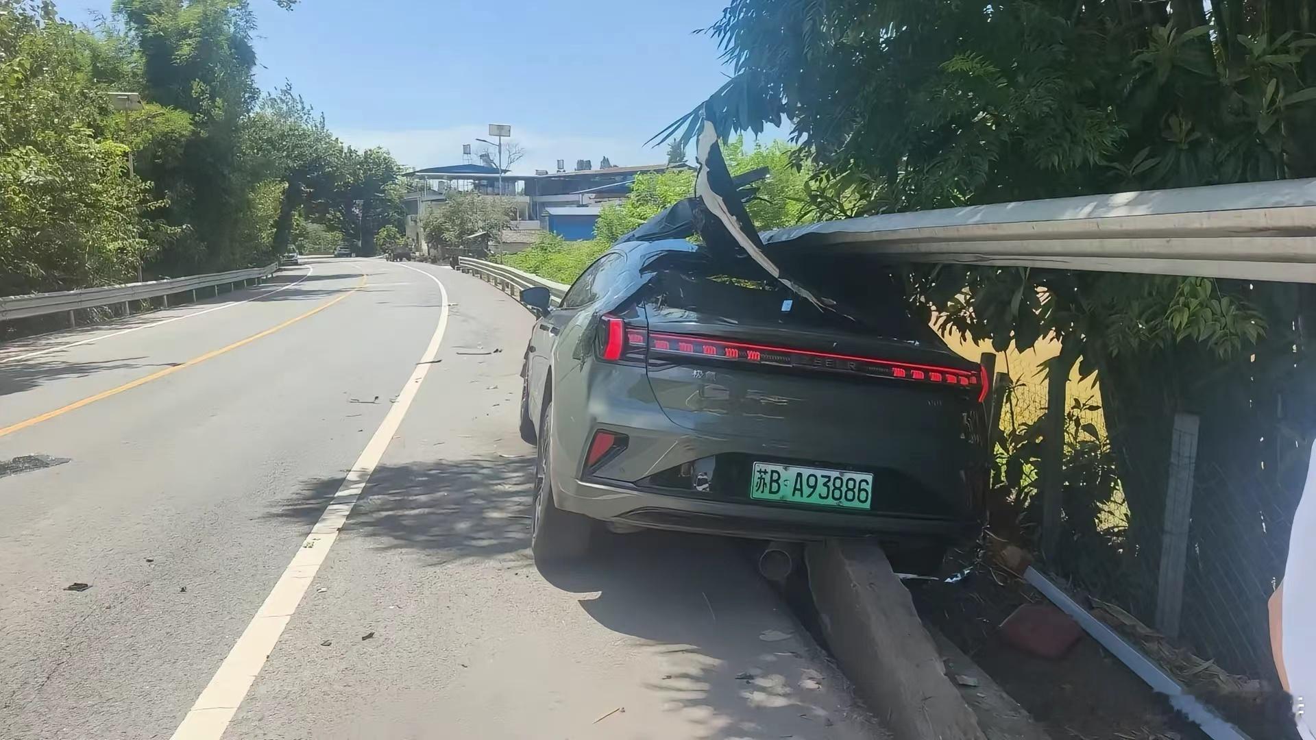 这台撞成这样，让厂长看见肯定又要心疼了。还好，车上的人没事。跑过C-NCAP五星