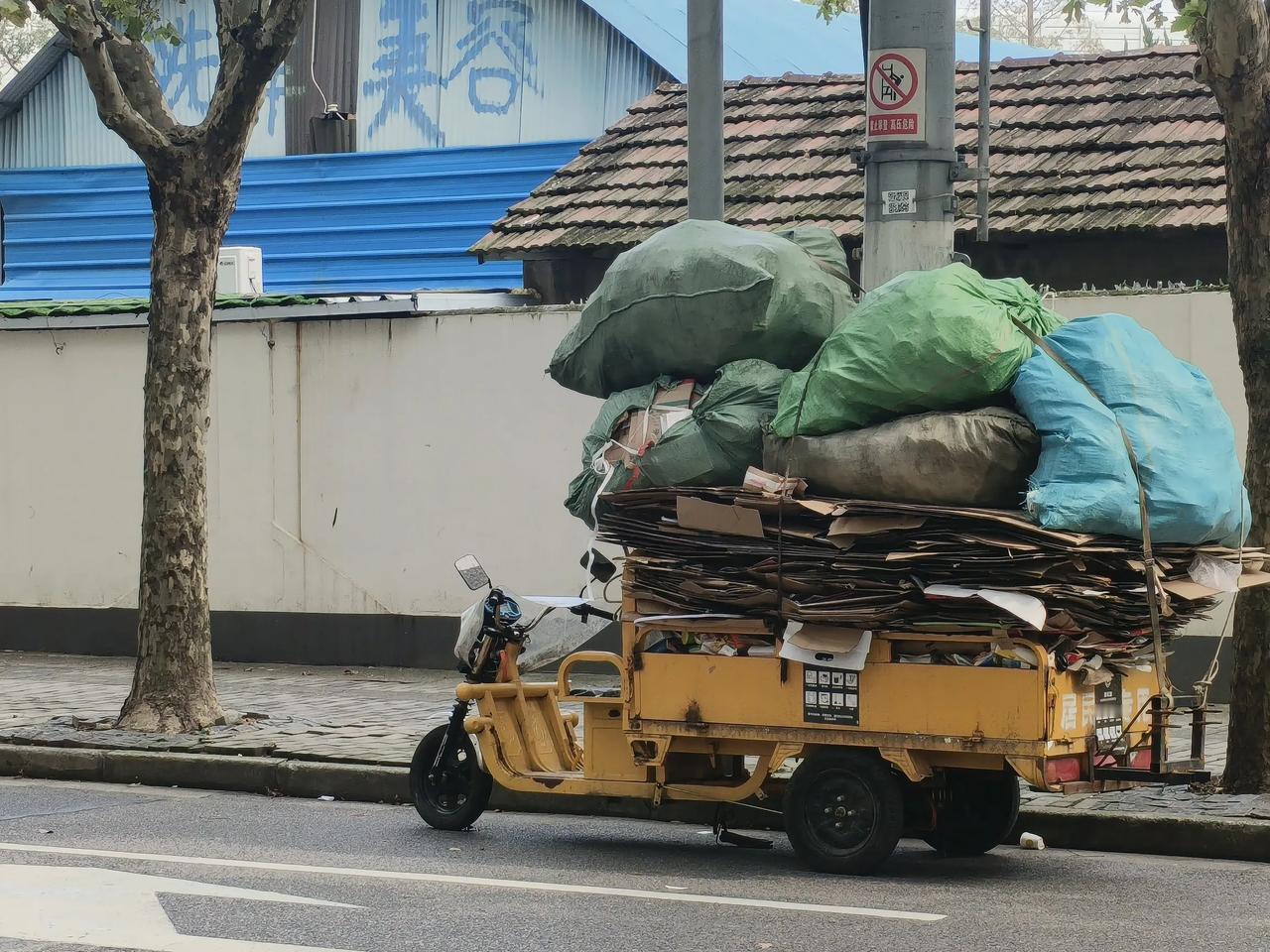 在上海社区活跃着一些机动小黄车，忙于市容市貌的日常管理。

然而，驾驶这些机动小