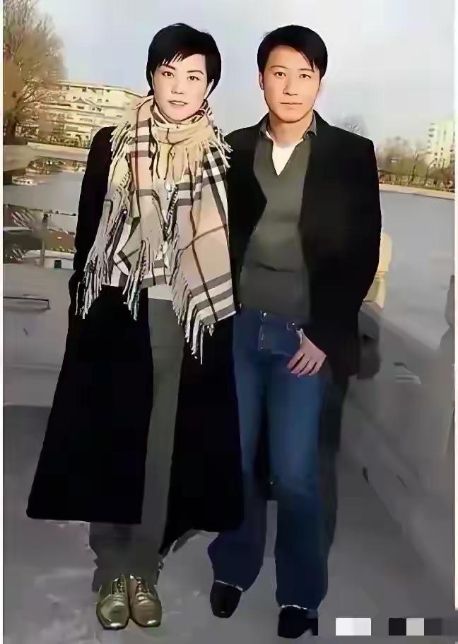 左边这个女神，我敢打赌99%的人都认识，那右边这个男人是谁呀？真的好有男人味，好