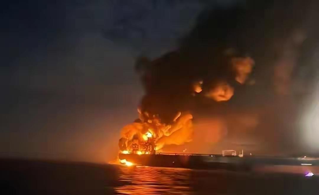 俄罗斯2艘巨轮从中东返航，刚过北约防线突然被命中：整夜大爆炸