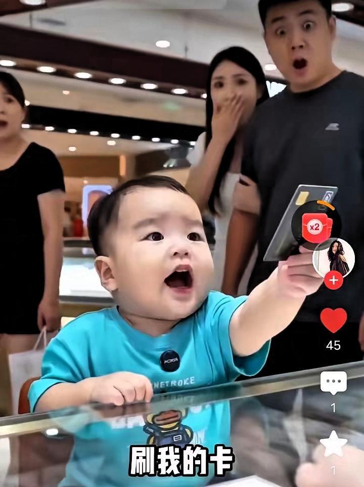 全网无数家长被一个幼龄萌娃圈粉，不是因为可爱颜值，而是远超年纪的温柔与孝心。小小