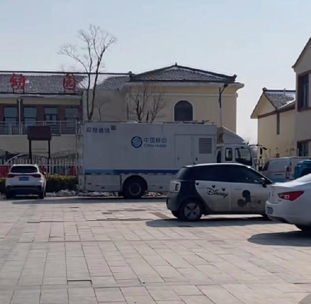 又过年了，刘强东如期给光明村发年货，村里气氛已经热起来了！宿迁网友到现场直播，中