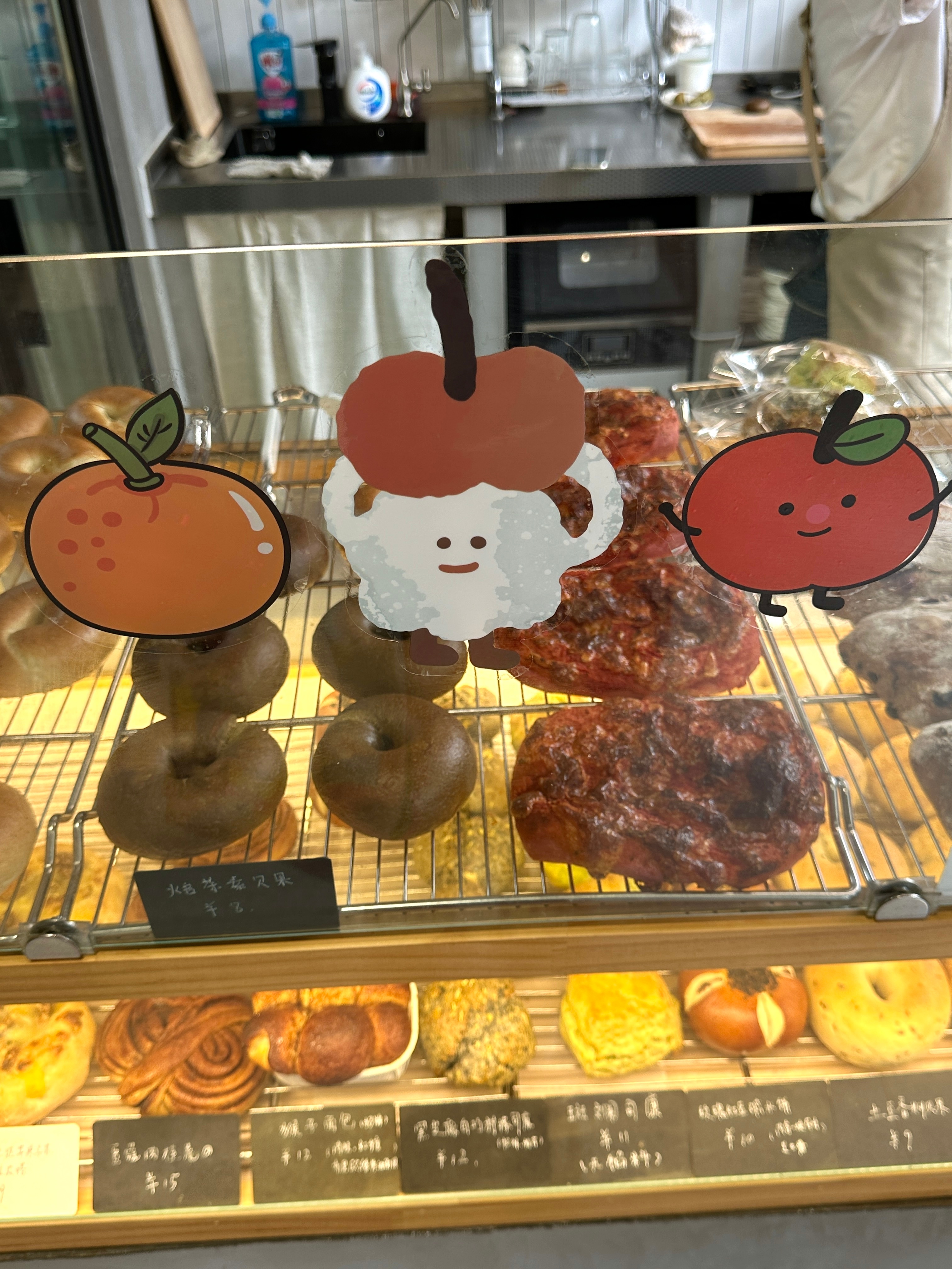 好久没去蒸汽店里了，这次完全是为了红豆玫瑰乳酪贝果去的，这种🥯在店里吃的幸福感