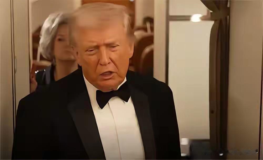 两岸统一的阻碍主要有俩方面。一方面是外部势力干涉，美国为了维护其霸权地位，把台湾