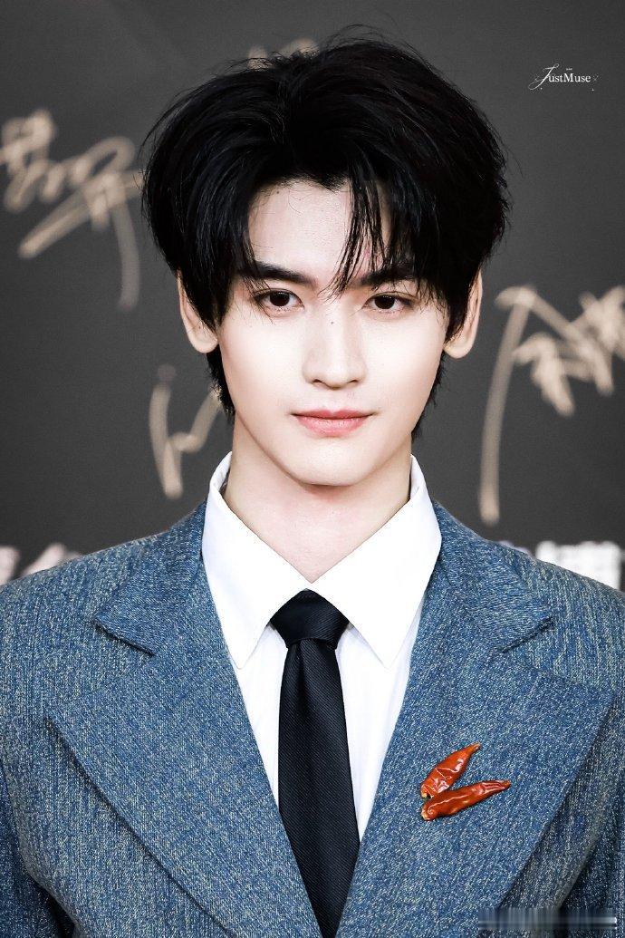 黄俊捷的胸针是辣椒哇这个设计也太有巧思了吧 真的有被黄俊捷的这个胸针的设计给硬控