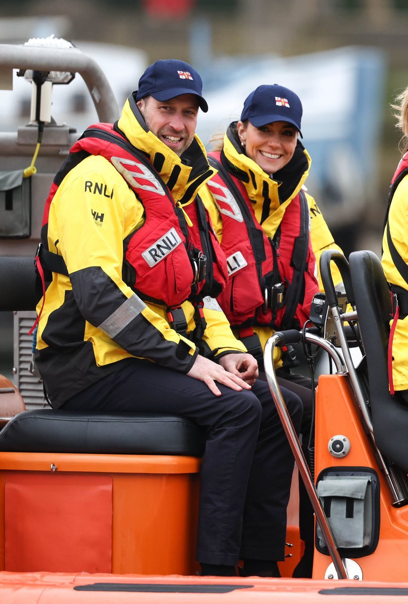 补下周四公务图（其实主要爱看戴上棒球帽，有元气活力感的Katie）~3月12日，