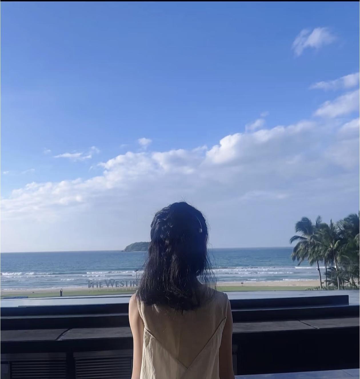 一个 13 岁的小女孩生了一个儿子，一天她抱着儿子在路边玩，对面路边有三个老头，