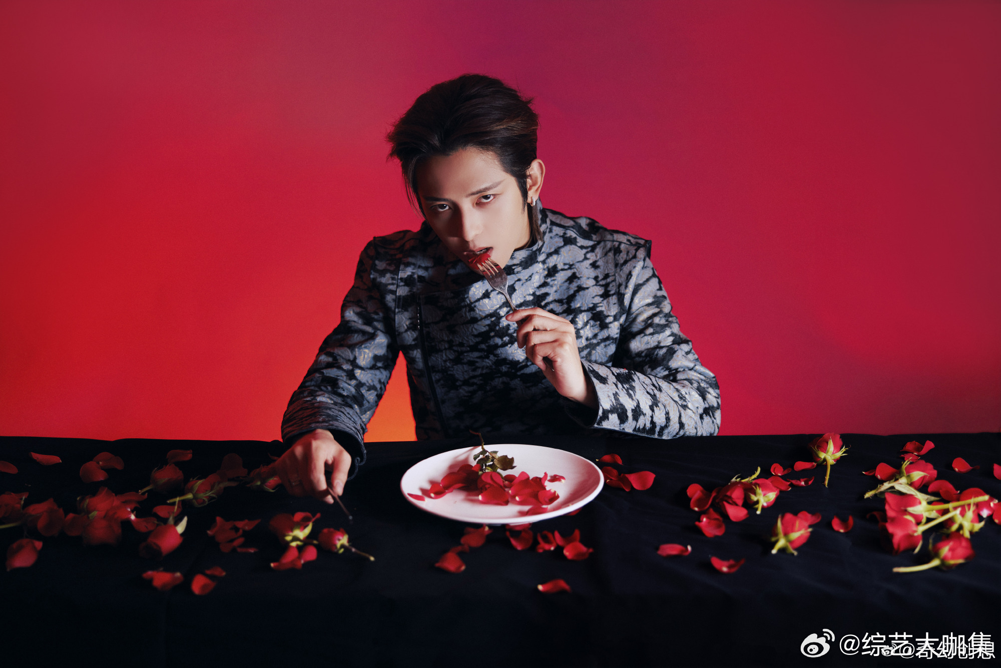 谁懂啊侧面真看不见 惊喜营业来了！这个符龙飞完全是开箱界的天才来的，跳起舞来的律