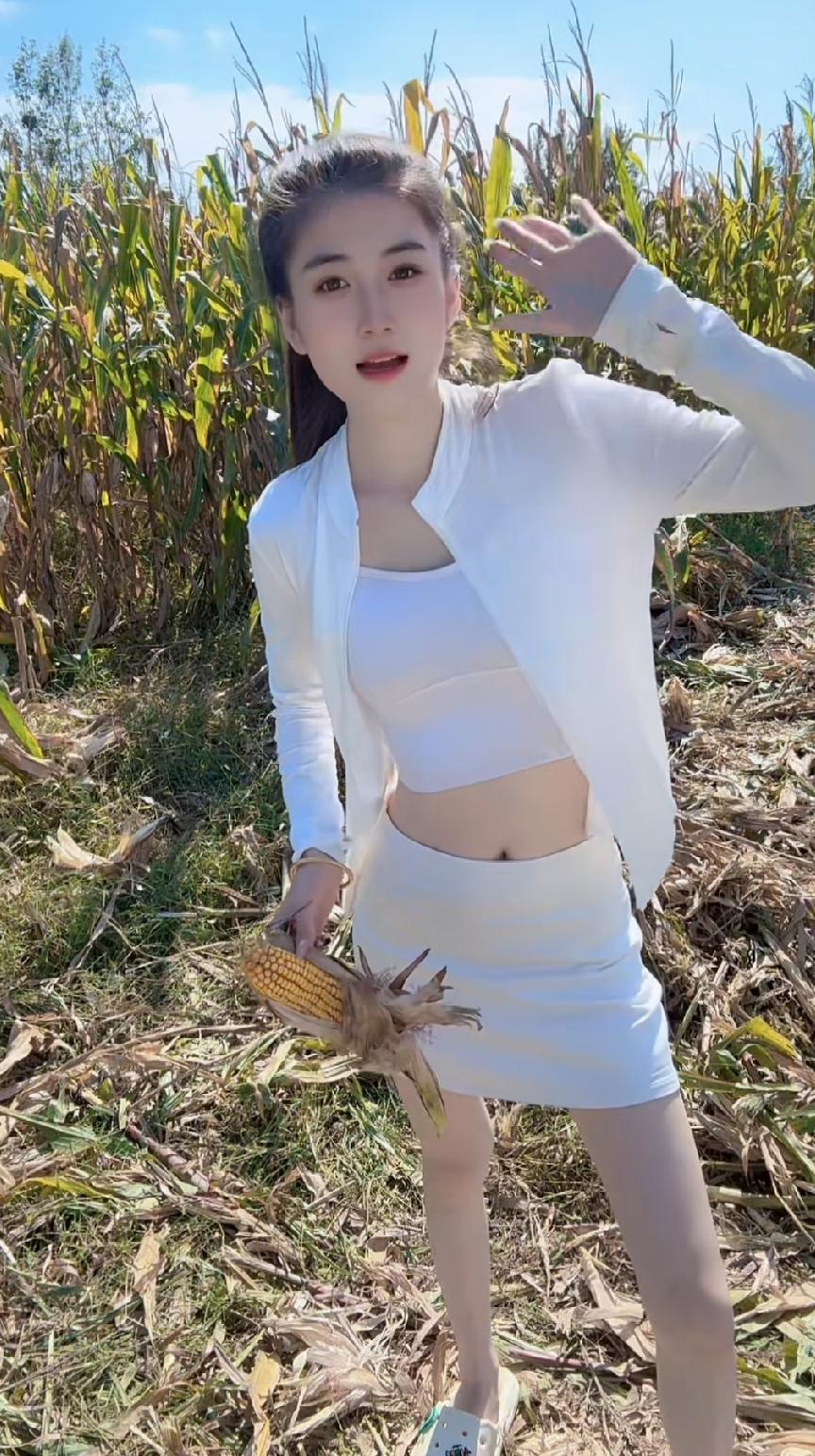 弟弟：今天我去女朋友家掰玉米去了 ，不用给我留饭了。

哥哥：今天我去丈母娘家掰