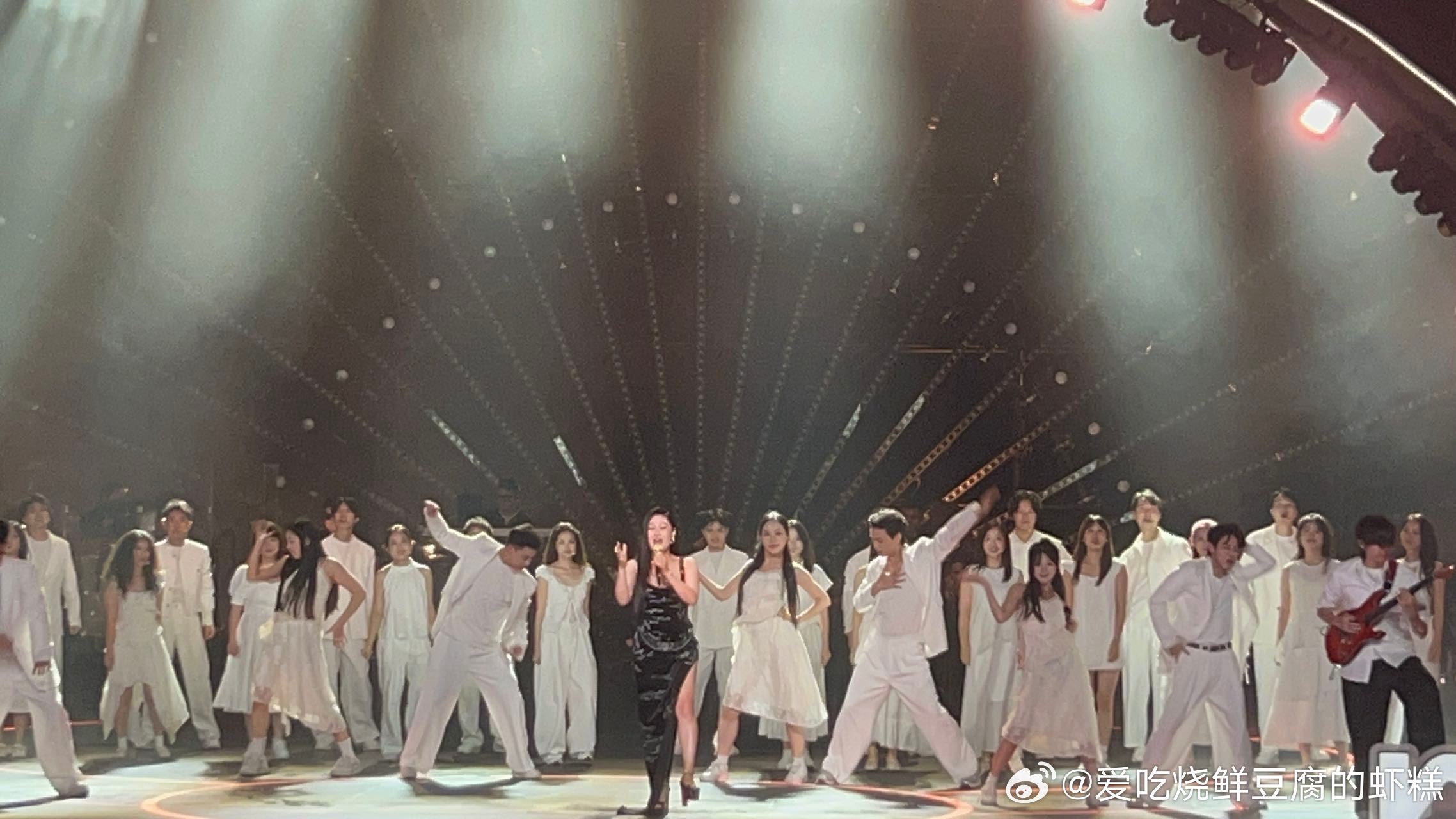 袁娅维不同凡想灵魂狂飙袁娅维现场杀疯了，《不同凡想》一开口直接灵魂狂飙，嗓音穿透