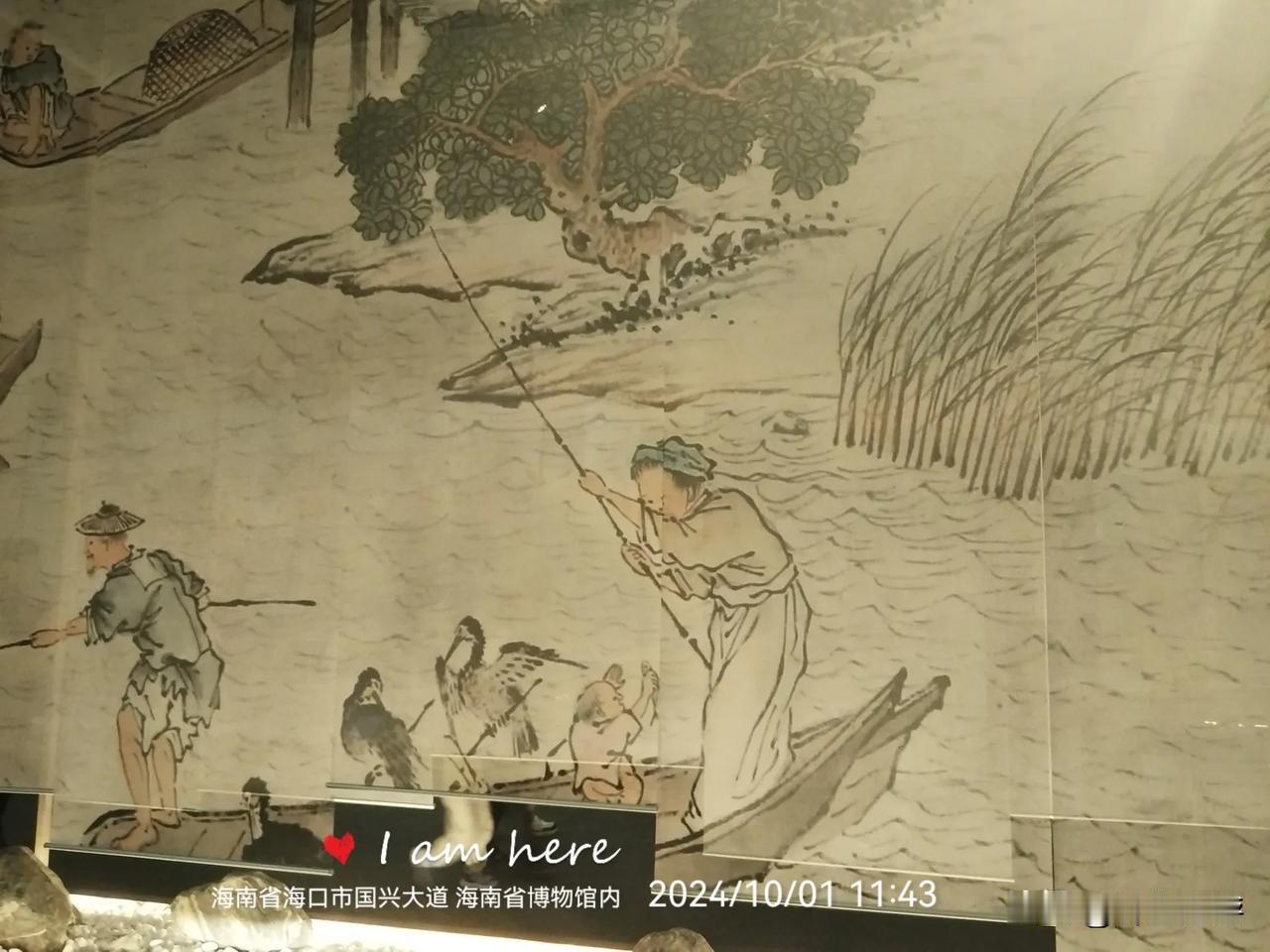 海南省博物馆，穿红马甲参观
2024年10月1日上午，​海南省海口市国兴大道76