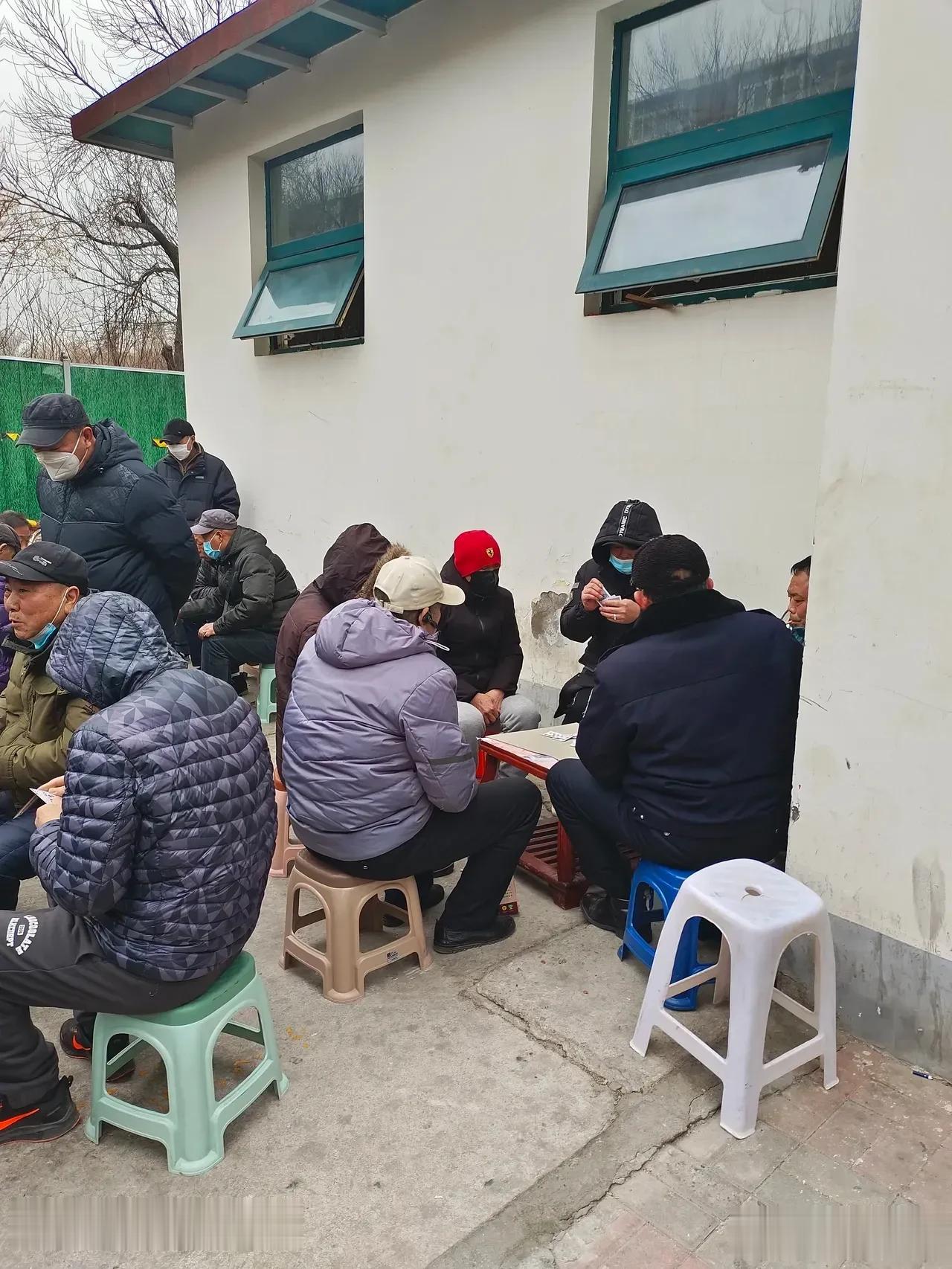 “在陌生城市找公厕的秘诀”[奸笑]哪有打牌或下棋的大爷，那就有公厕。因为大爷们的