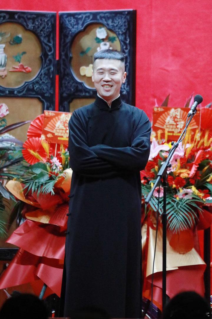 看球搭子得找王一珩杨九郎这样的白天种地晚上看球王一珩好忙谁能不羡慕王一珩和杨九郎