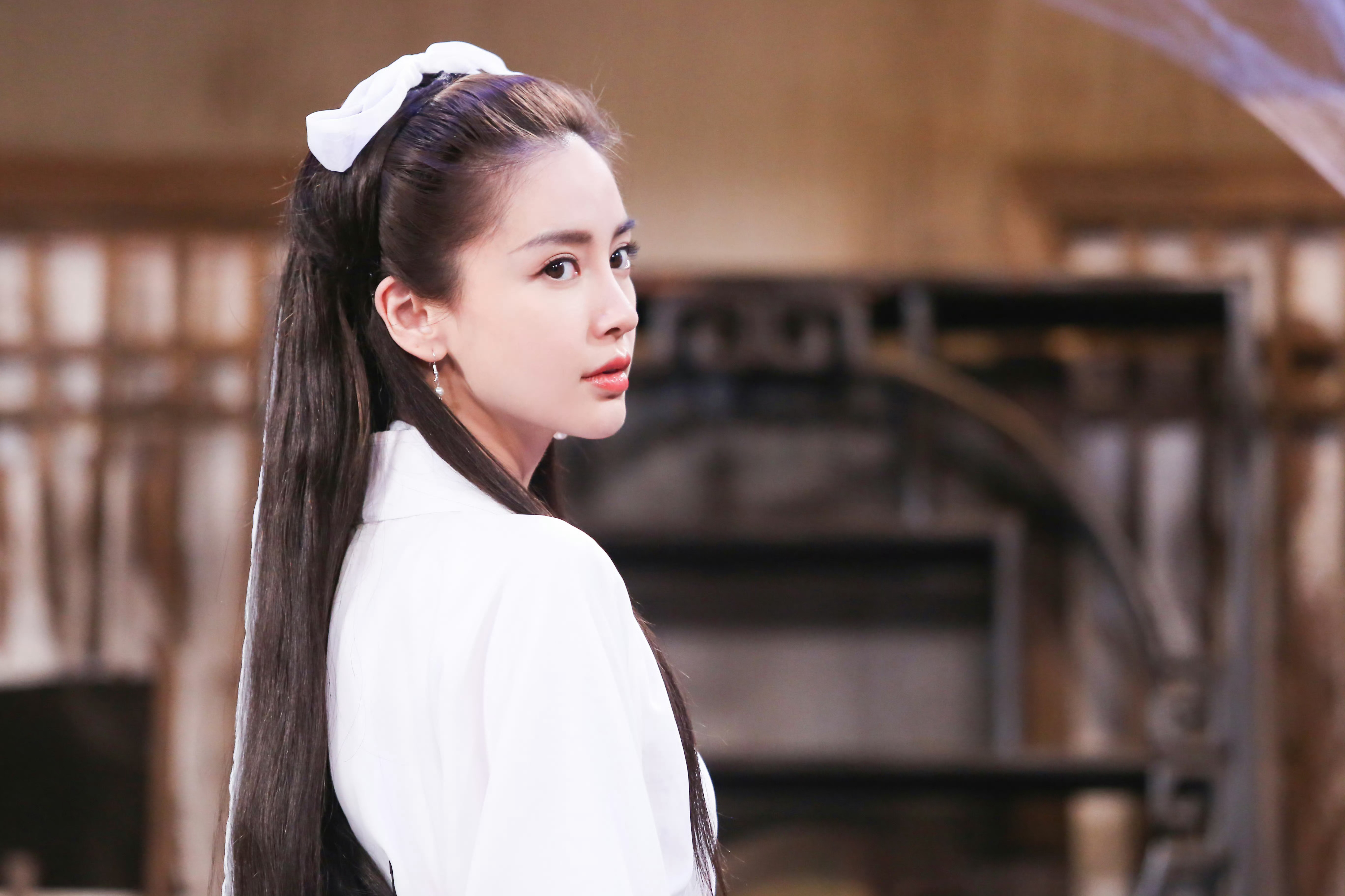 angelababy 杨颖 白衣胜雪，利剑出鞘，江湖很远，但姑姑很近