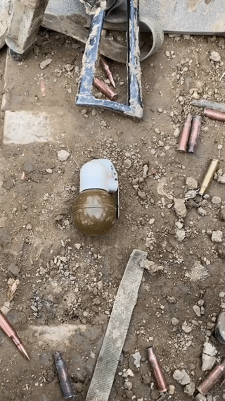 手雷是一种单兵便携式手抛榴弹。
它主要是依靠爆炸产生的冲击波和破片杀伤敌人。
这