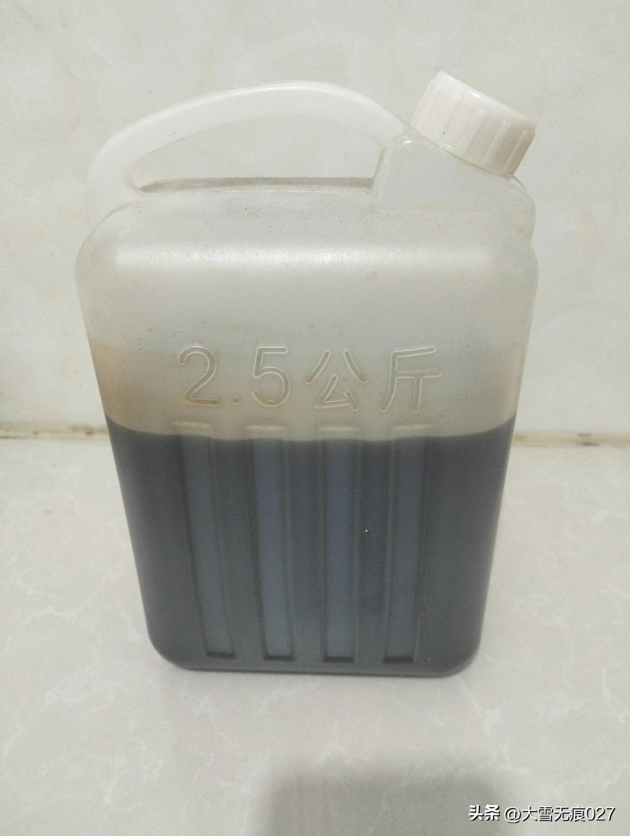 这半壶香油，是不是“含情量”最高？
一朋友端午前回老家转了一圈，今天下午回来时，