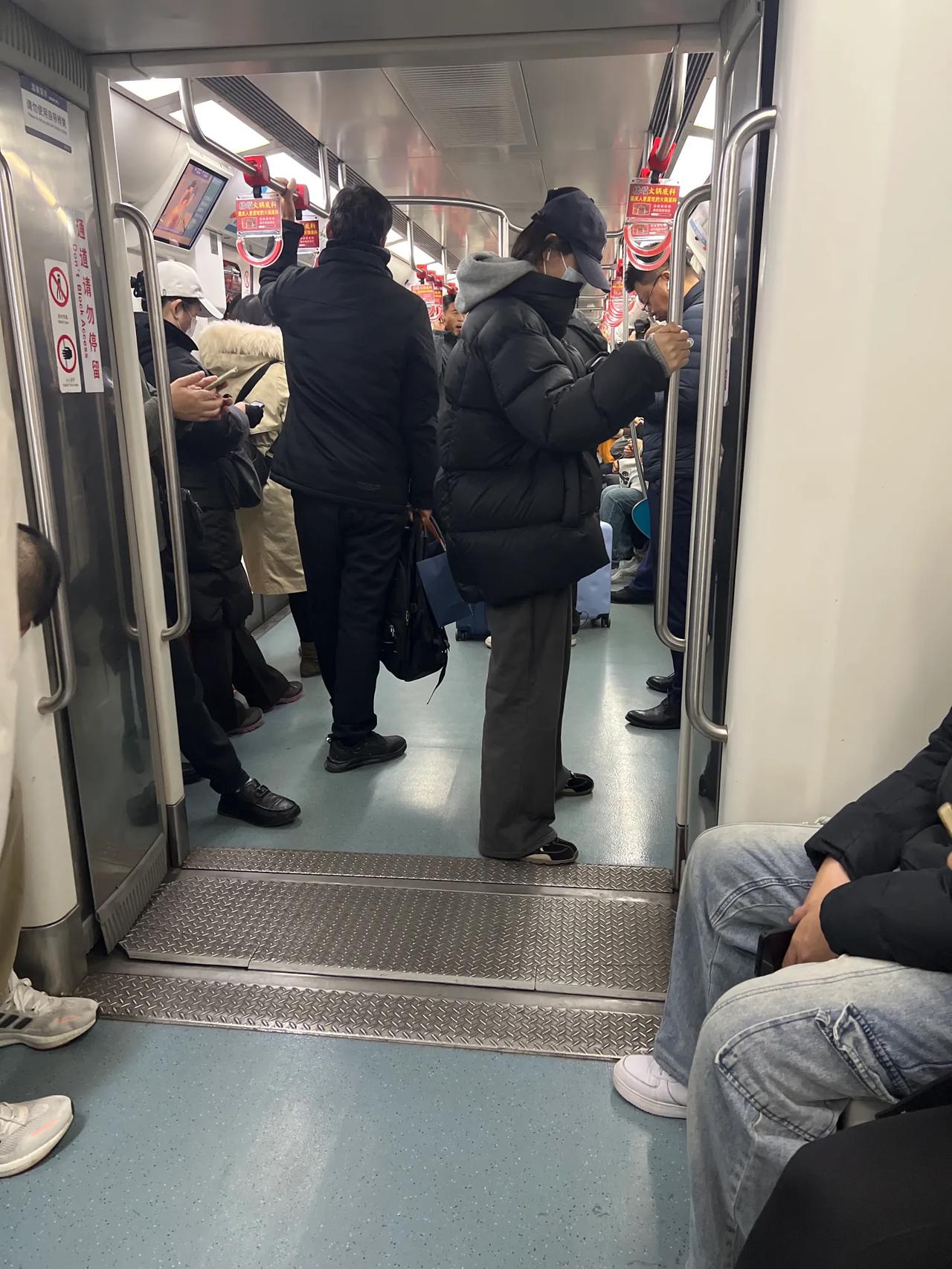 新年第一天，8.30，10号线就已经很多人了，难道大家都在打工的路上？如果游玩，