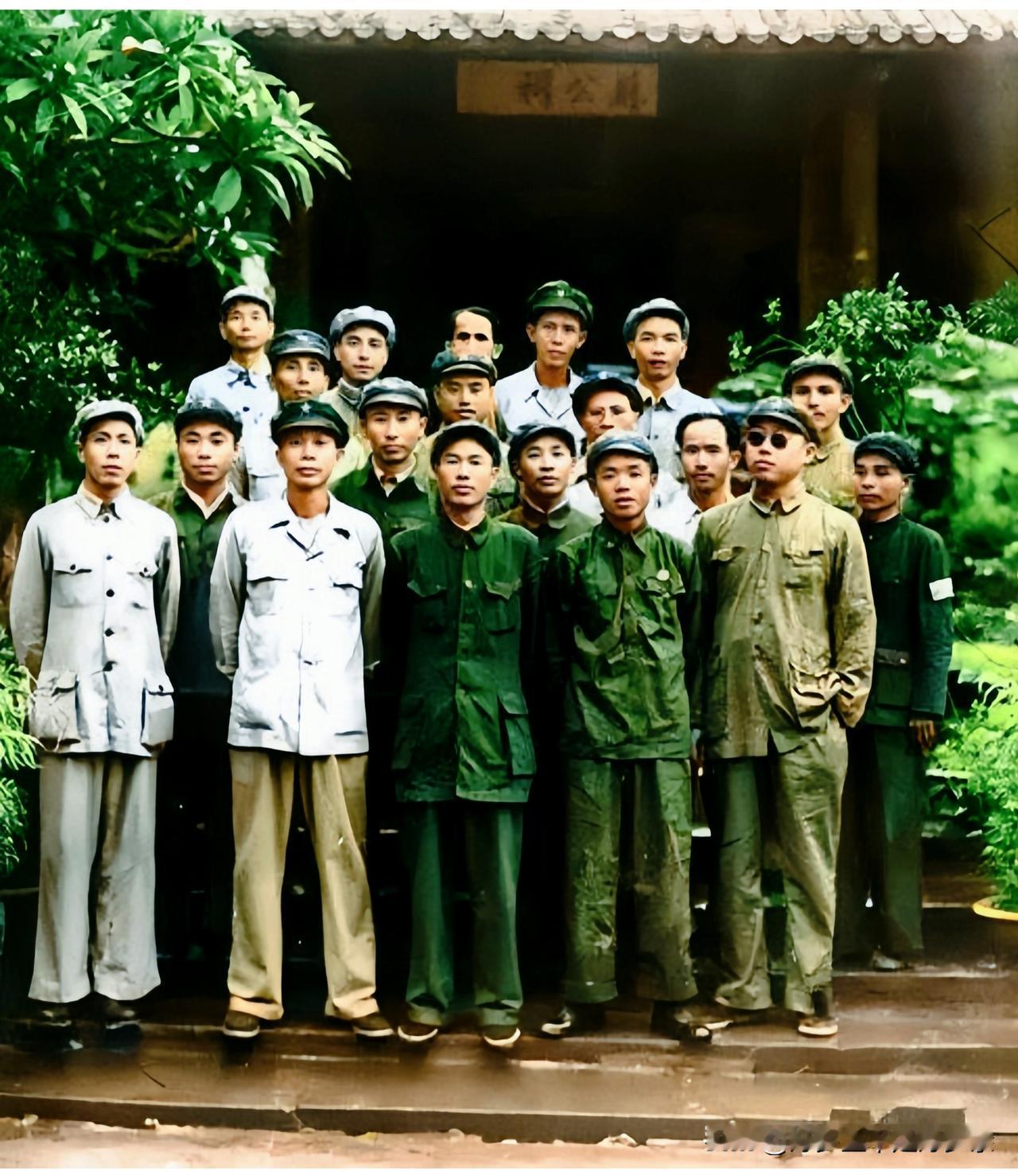 这张珍贵的老照片摄于一九五零年，海南岛解放之后将领们在海口苏公祠留下的珍贵合影。
