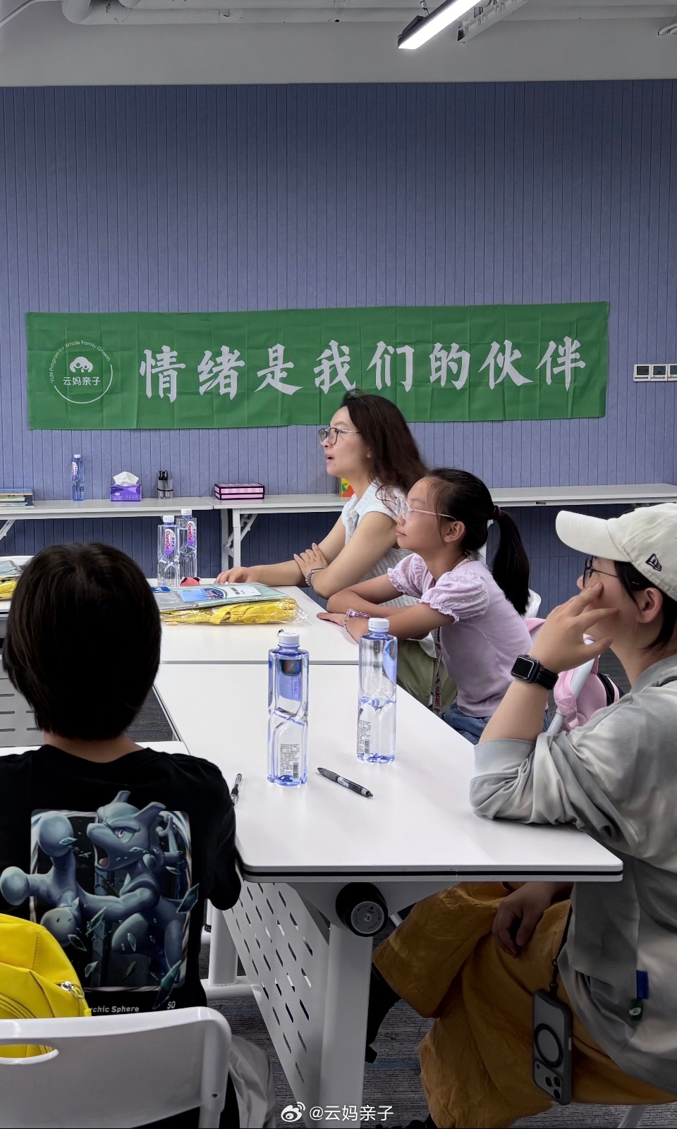 昨天下课后，我们一起在楼下“食堂”吃午饭。灰灰说：今天看到横幅上的这句话，觉得特