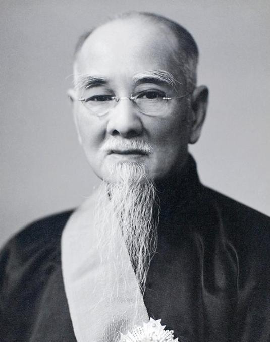 1936年，蒋介石在西安脱险后，在南京下飞机，何应钦第一个上去迎接，蒋介石却冷淡