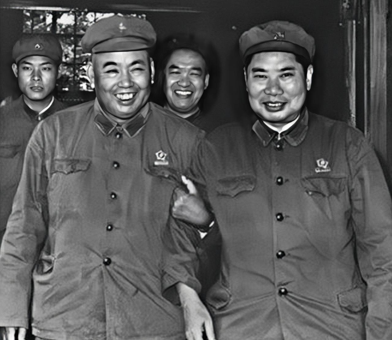 1953年，许世友来到朝鲜战场，担任志愿军第三兵团司令员。当时杨得志是志愿军第二