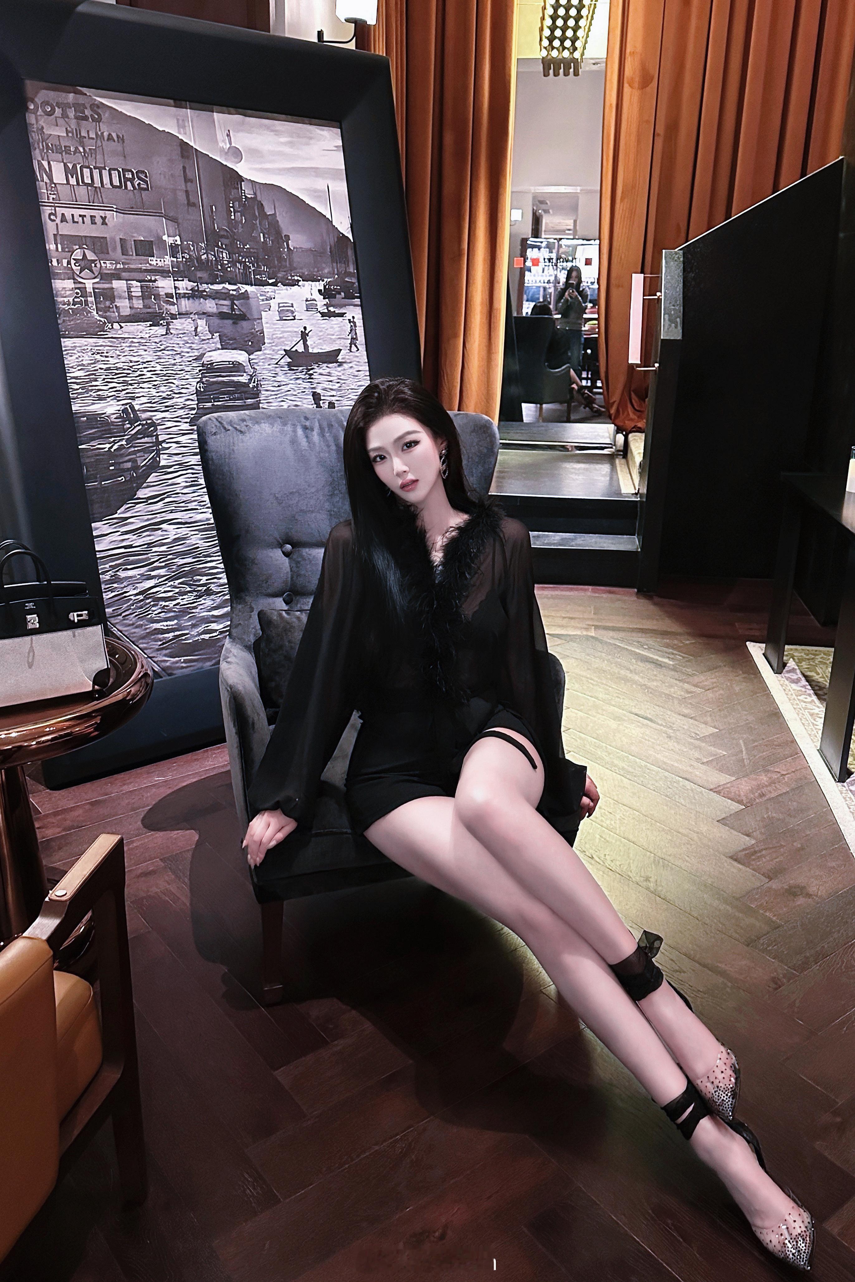 这世间 只有爱你和鼓励你的人 才值得你动用心神 