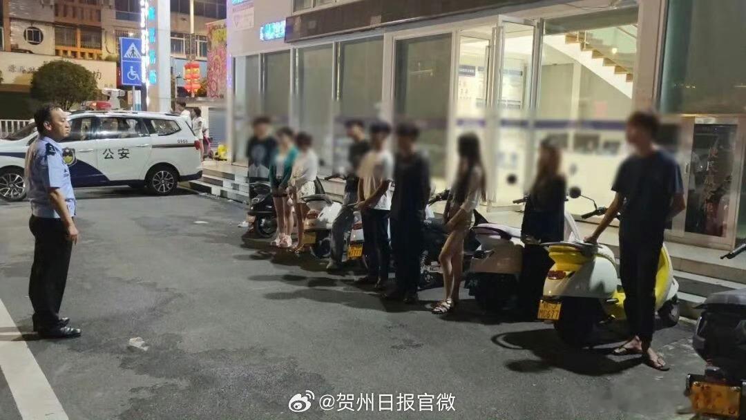少年强抱女友跳河自己上岸女友溺亡16岁女孩提分手，被男友强行抱河“殉情”，男友自