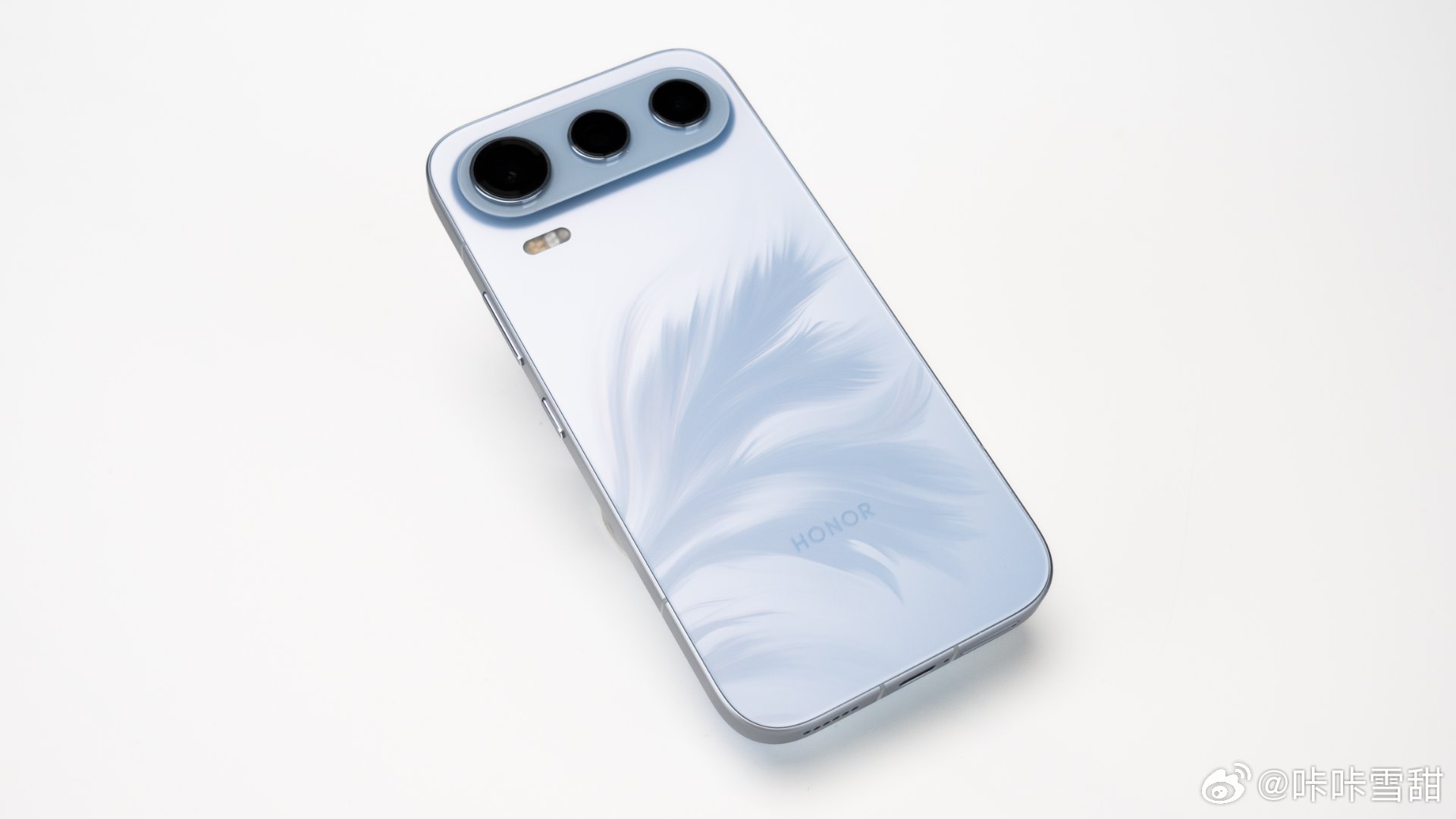 荣耀600 Pro“光羽蓝”真机太绝！0.007mm光砂工艺雕琢出流光溢彩的羽毛