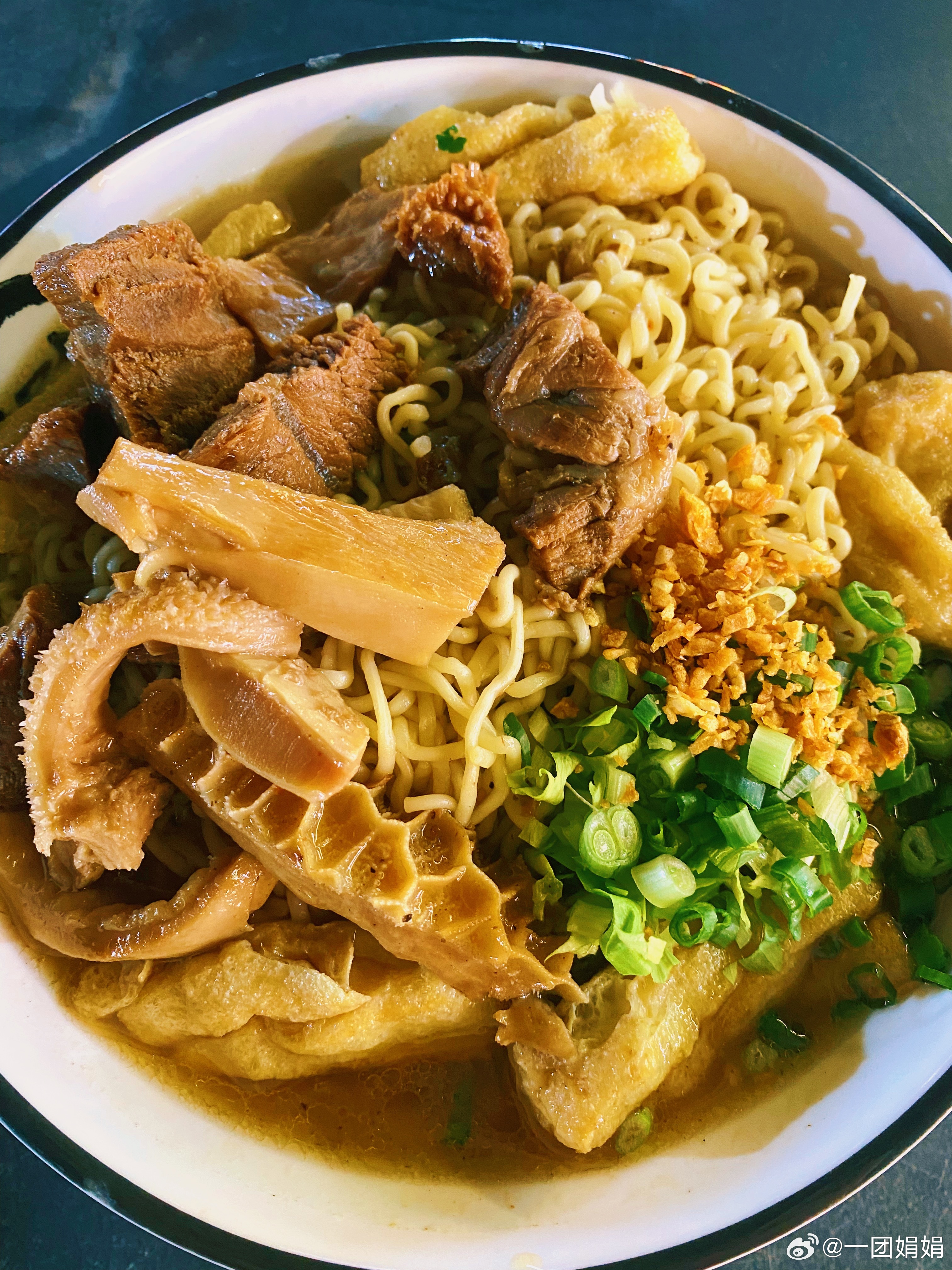 吃饱会给人一种强烈的获得感。尤其是输出超多、能量支出超多的时候。ps广东的牛杂煲
