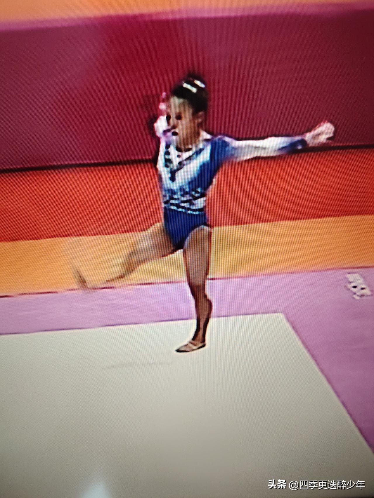 体操世锦赛女子全能比赛激战正酣。我国选手张清颖目前排在第一位，了不起的小姑娘。这
