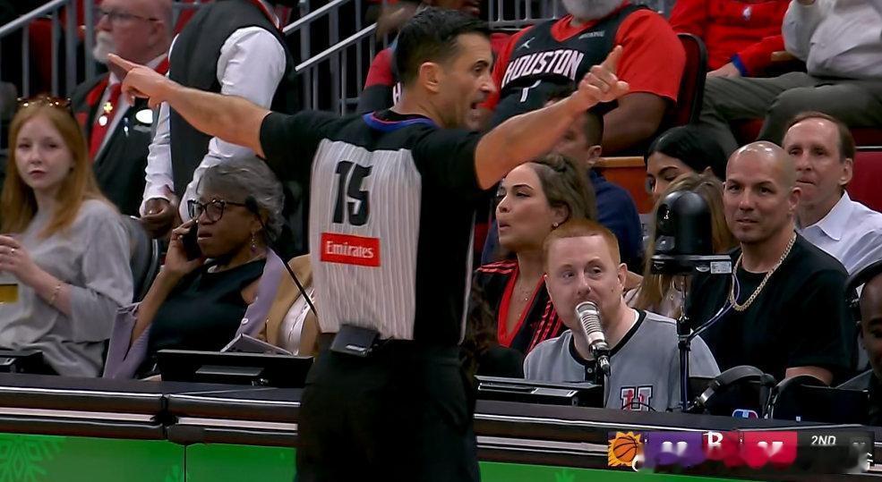 这个世界就是一个巨大的草台班子。火箭主场的计时器一直修不好，最后给出的方案是不用