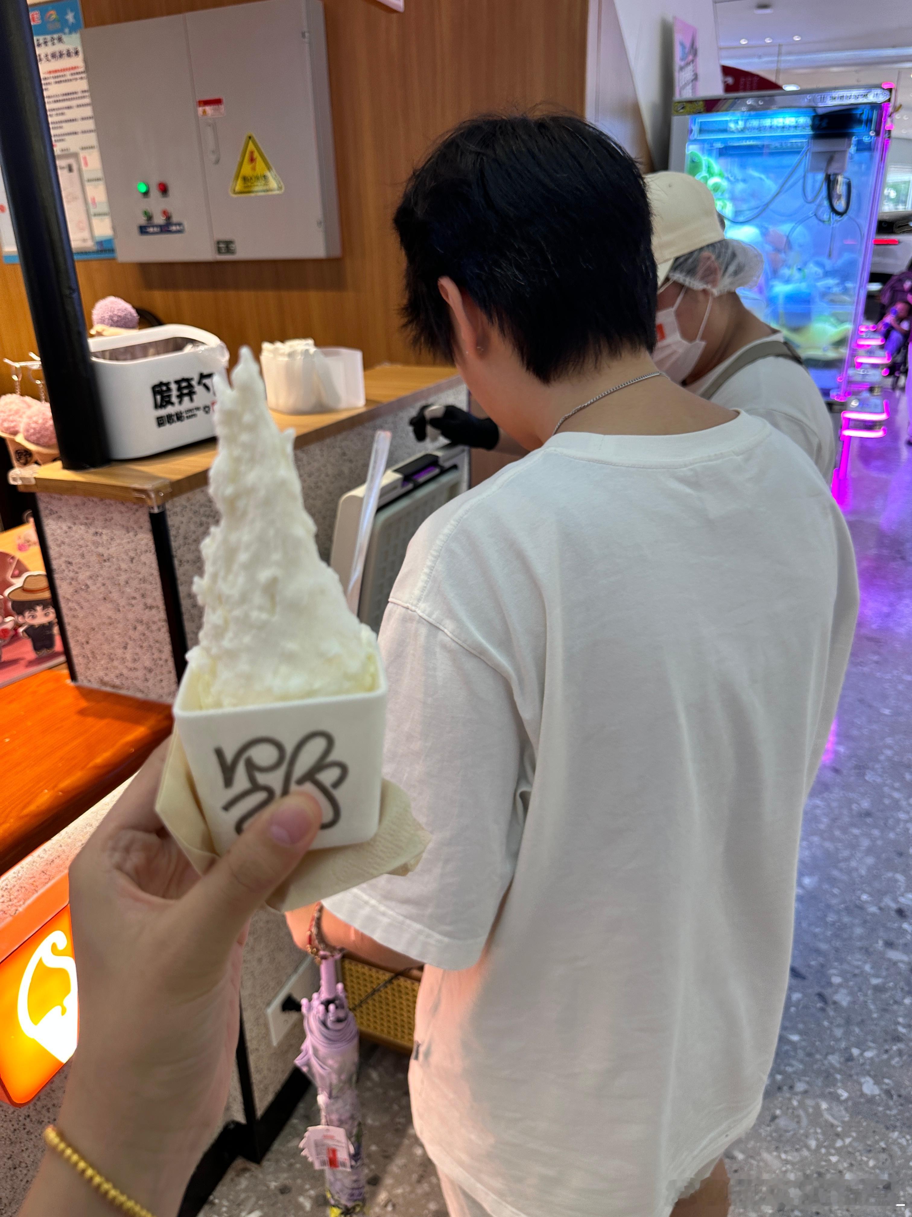 吃她两口冰淇淋跟我闹脾气​​​
