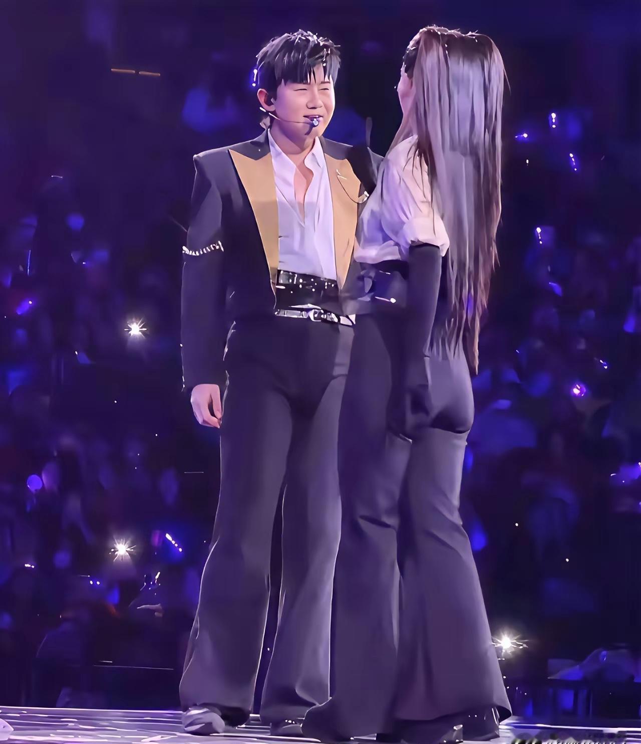 当红歌手演唱会造型翻车，这事儿真不能全怪造型师。
成都站现场，荧光棒海洋里，那条