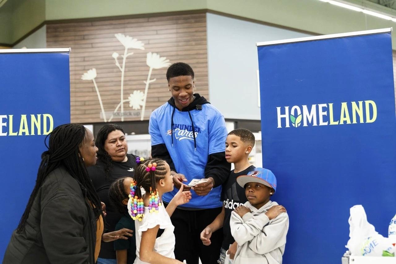 今天早些时候，索伯在Homeland超市陪同庞斯一家进行了一场爱心购物。雷霆队为