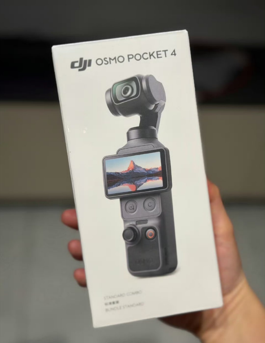 日常随手拍iPhone完全够用，但想拍顺滑运镜、走路跟拍，还得是大疆Pocket