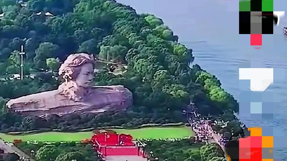 “毛主席，像太阳，他指引人民前进的方向——”
       新搬到翻身来住，这楼