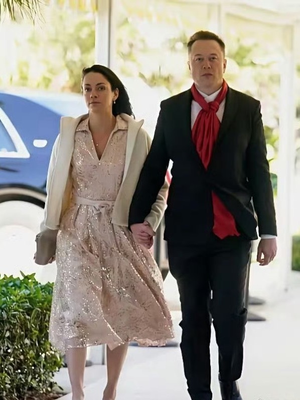 马斯克牵手印度裔女友参加婚礼马斯克这么有钱，也不吃点好的，不是说男人都喜欢18岁